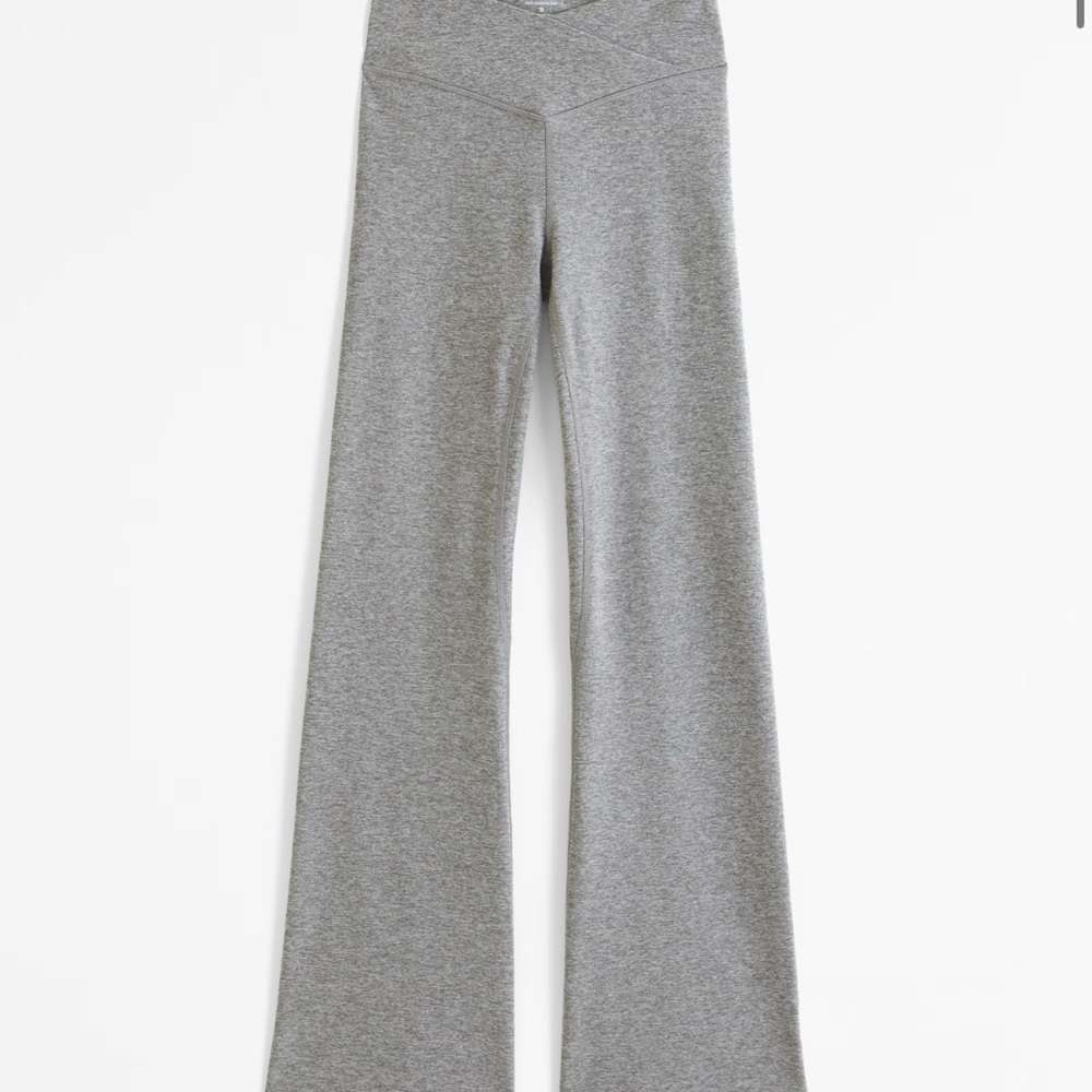 NWT Abercrombie YPB everydaySOFT Flare Legging